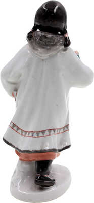 Скульптурная композиция «Якутка с книгой и цветком»